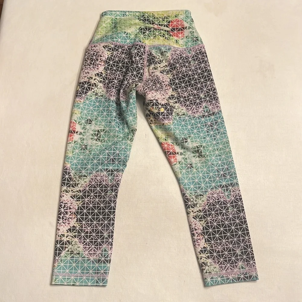 63. Lululemon Wunder Under Crop II *Full-On Luon Paradise Grid Very Green Multi - Picture 2 of 4